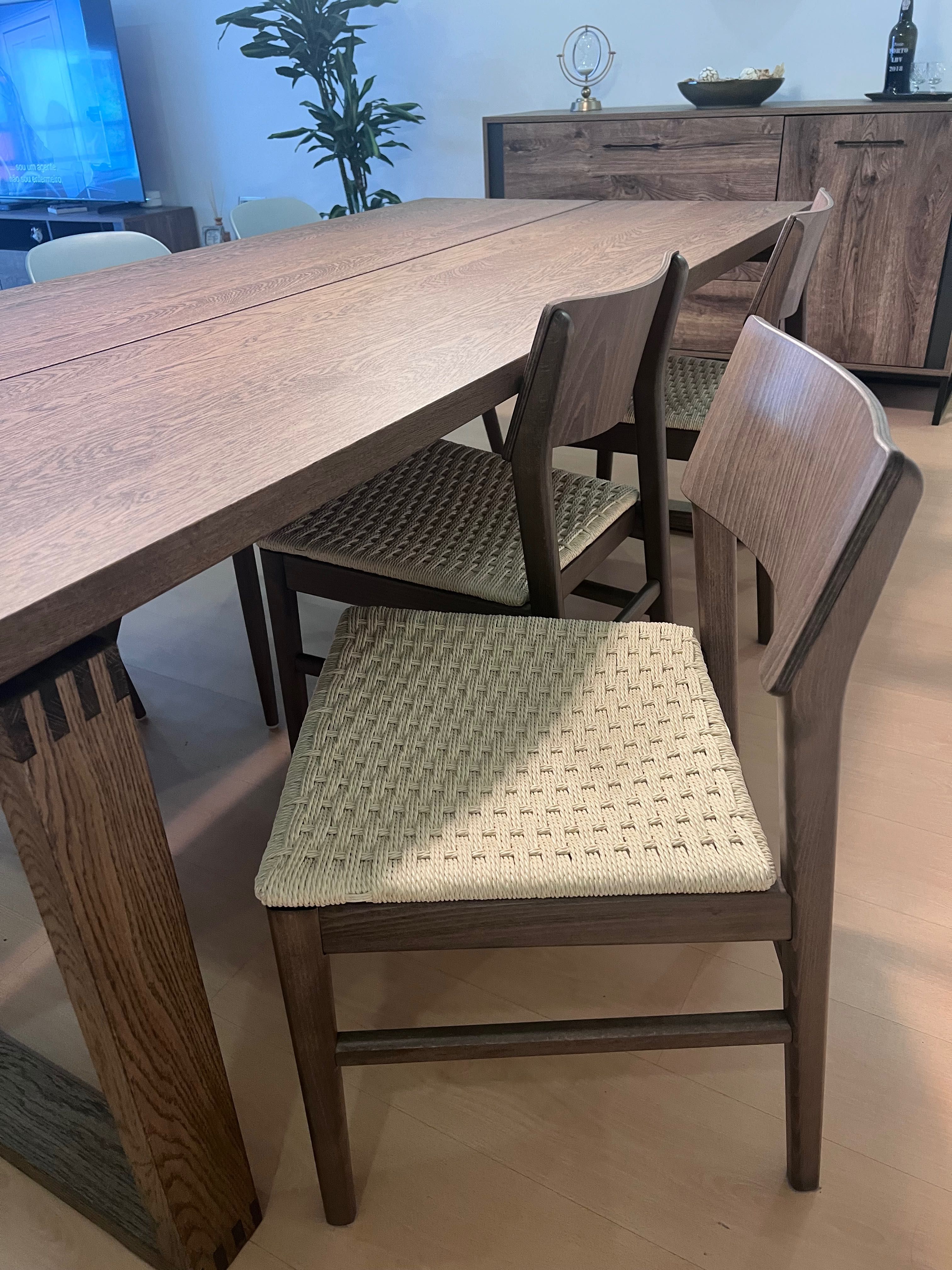Mesa de jantar novissima 6 lugares em Carvalho castanho