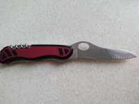 Складной нож с чехлом Victorinox.