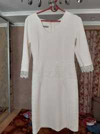 Жіноче плаття білого кольору