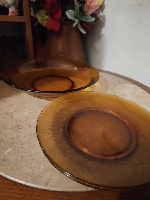 prato marrom da marca Duralex