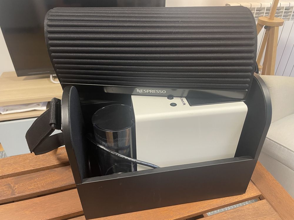 Máquina de café Nespresso com mala, Essenza Mini Nespressso C30