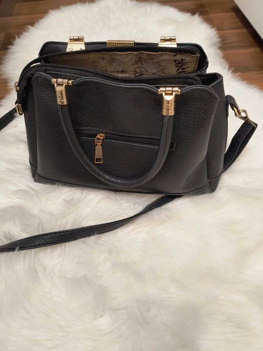 Czarna torebka kuferek