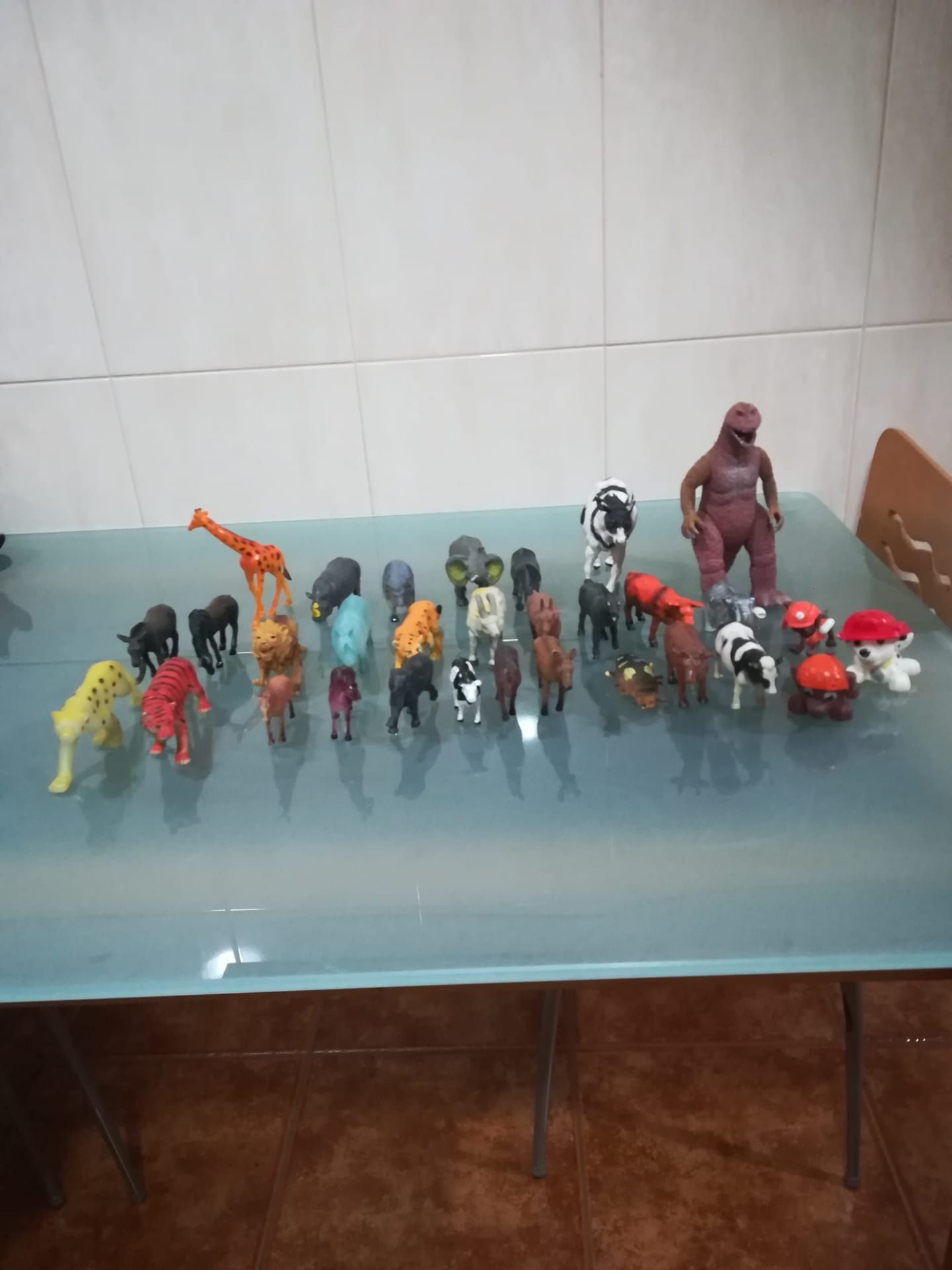 Lote de animais como novos