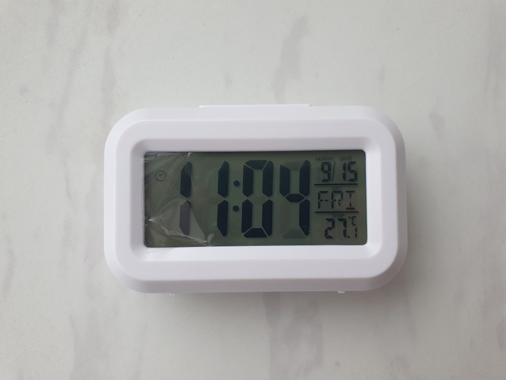 Часы настольные ,цифровые с термометром,подсветкой,датой,будильником.
