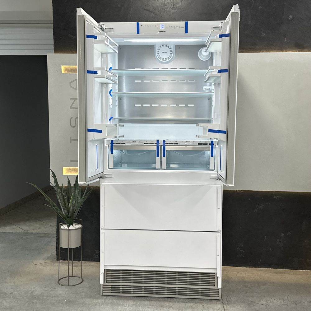 Великий вбудований холодильник Liebherr ECBN 6256. З Вітрини!!