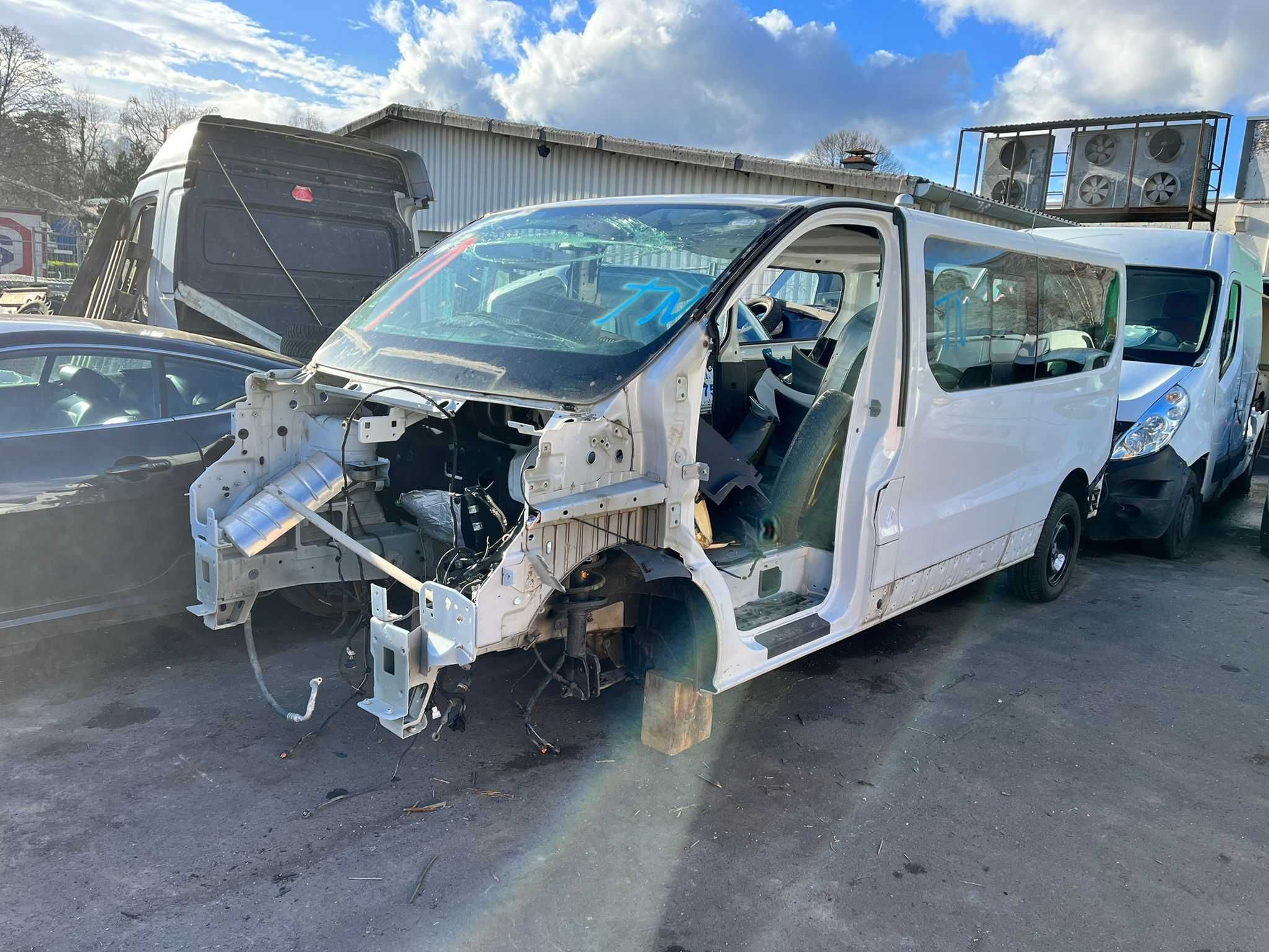 Renault trafic iii LONG vivaro osobowy  ćwiartka buda karoseria CZĘŚCI