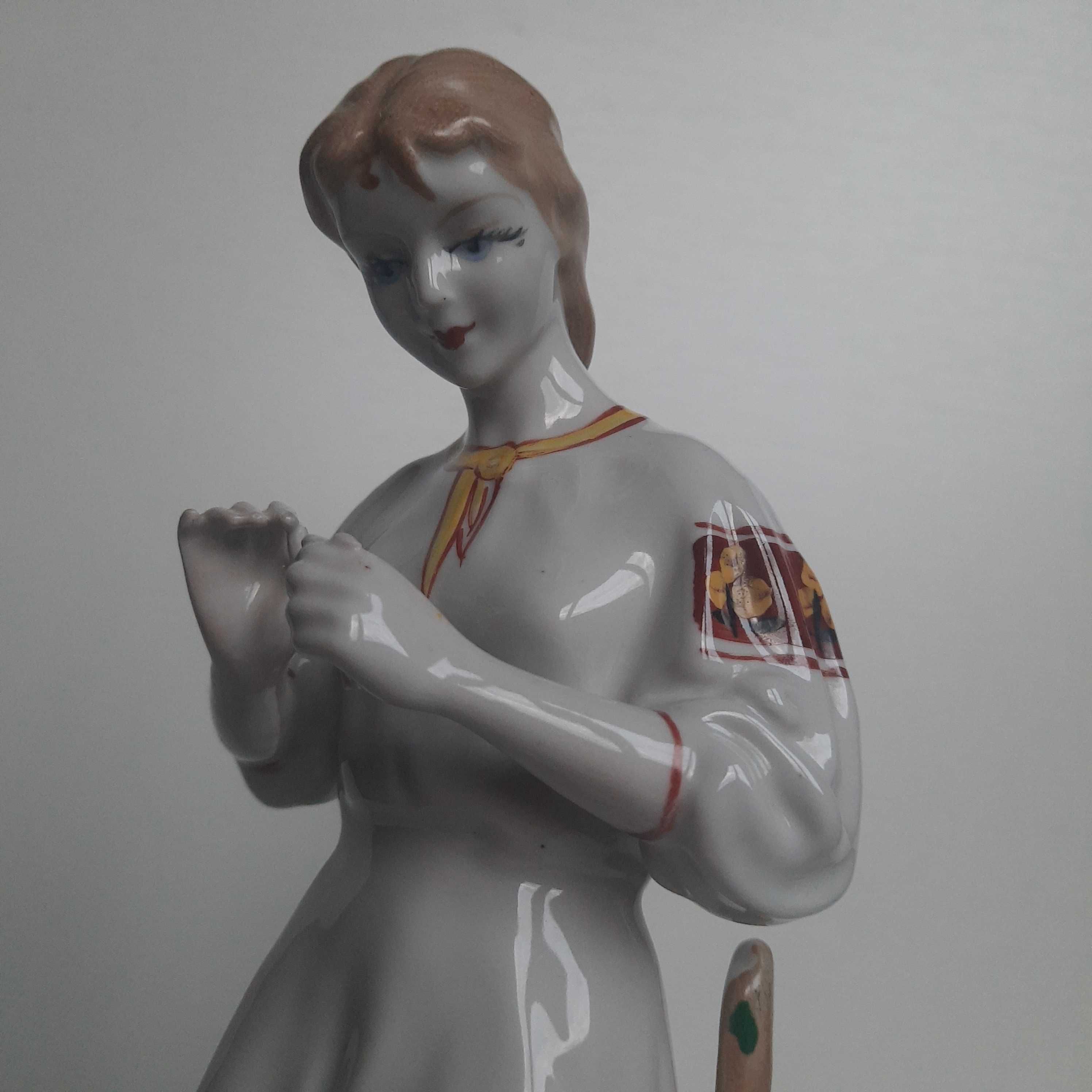 * Фарфорова "Дівчина з ромашкою " /порцелянова статуетка