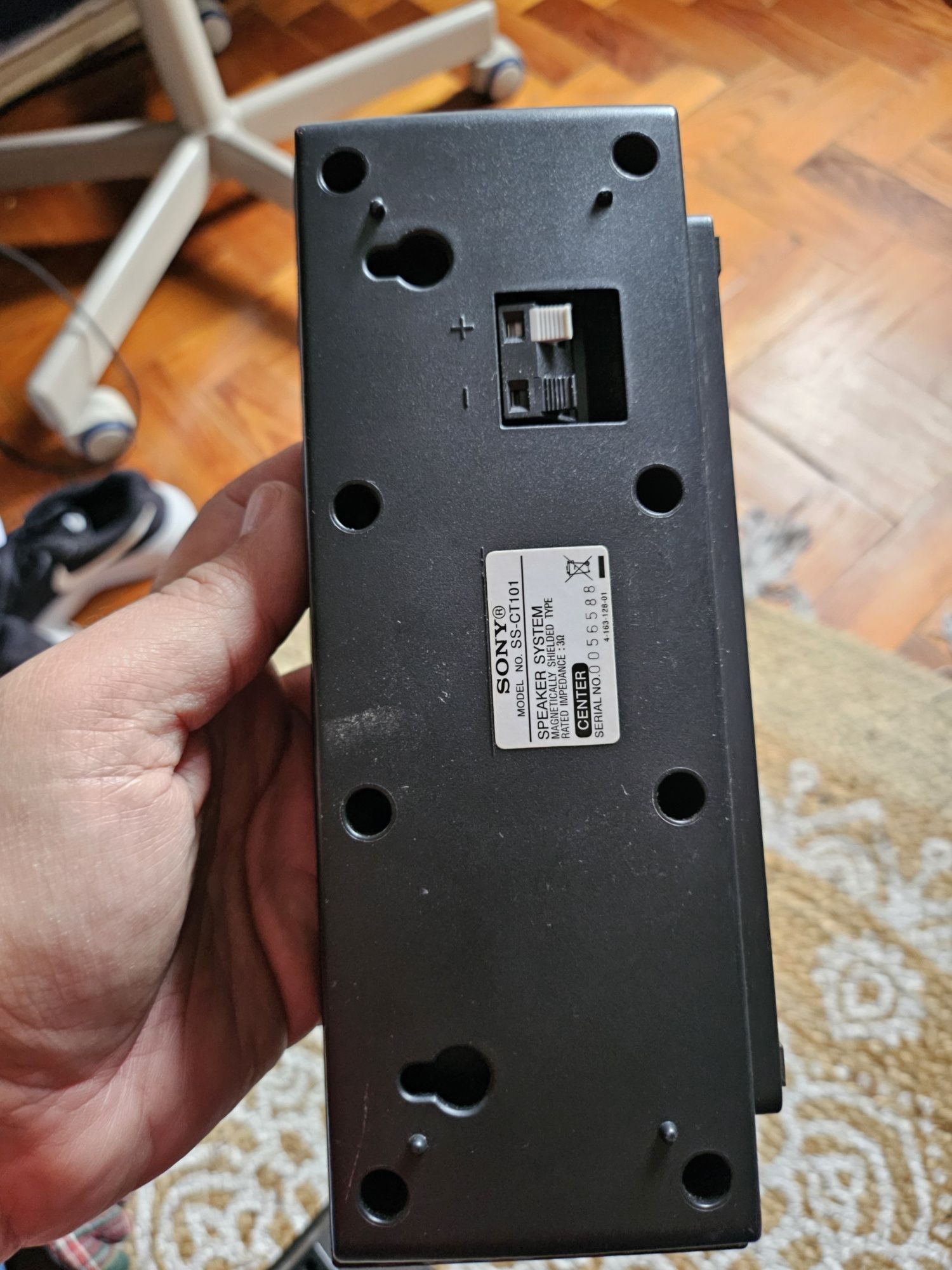 3 Colunas 1 central   para sistema de som com sub incluído.