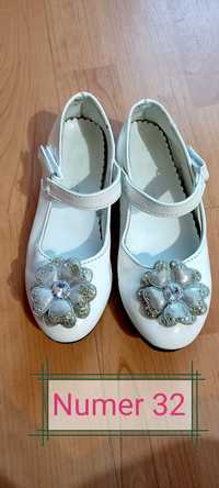 Białe buty do komunii dla dziewczynki