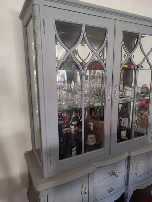 Cristaleira estilo Queen Anne