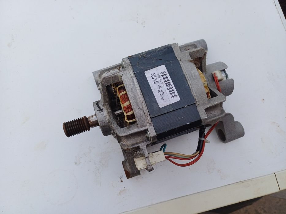 Пральна машинка Арістон AQM8D