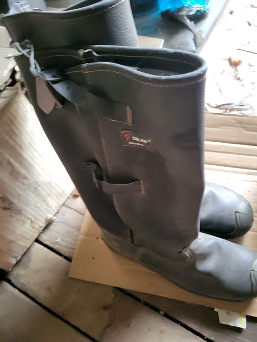 Продам  сапоги .