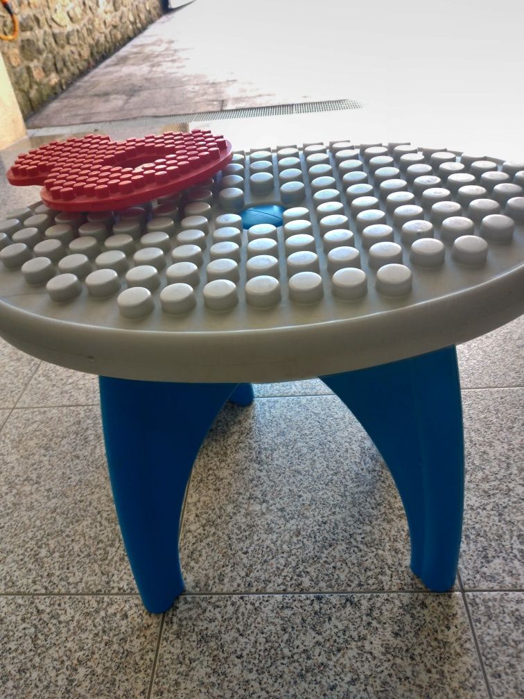 Mesa de Legos para criança.