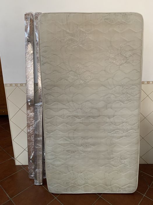Cama de solteiro completa com mesa de cabeceira