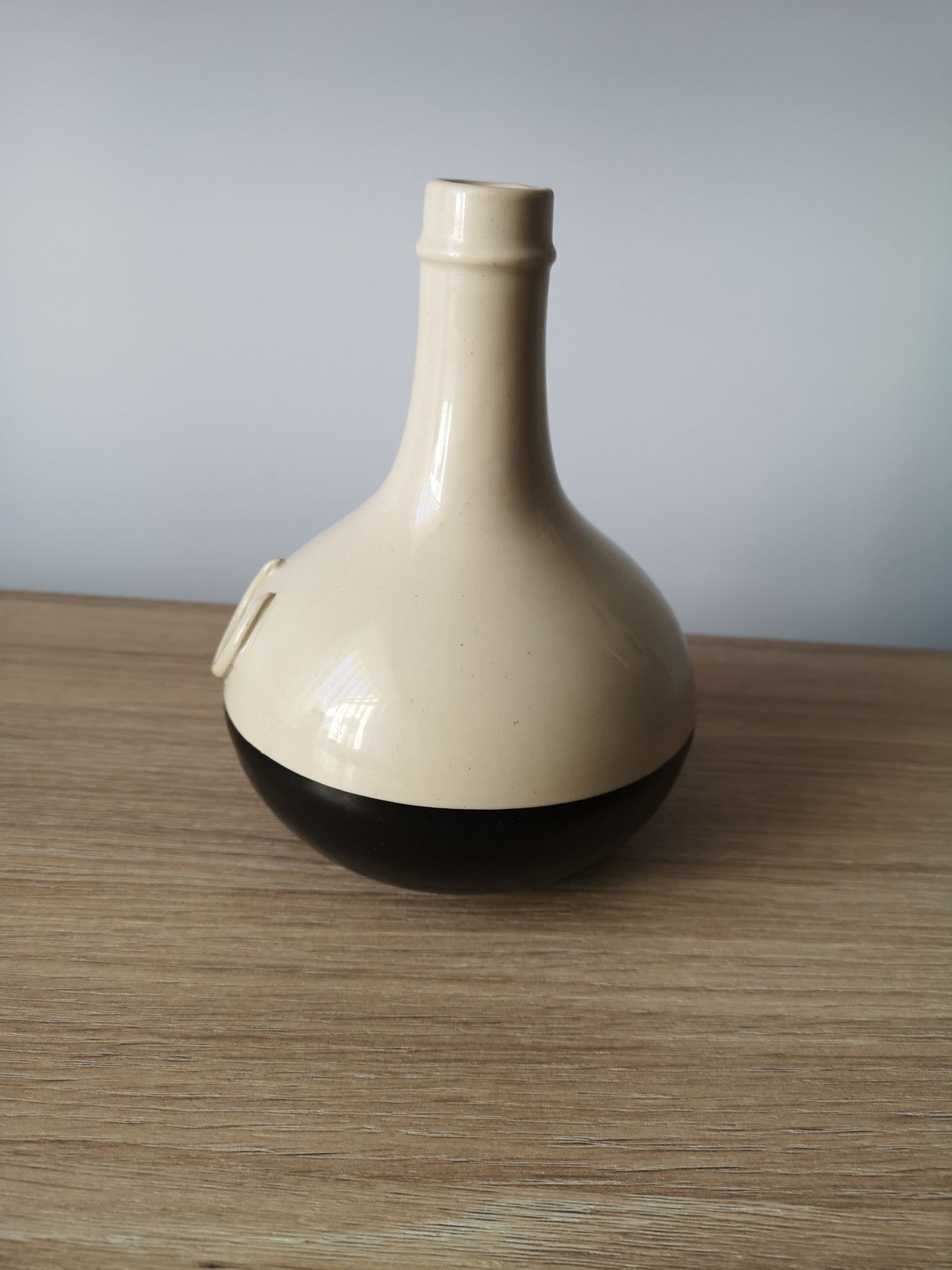 Kremowo-czarna porcelana