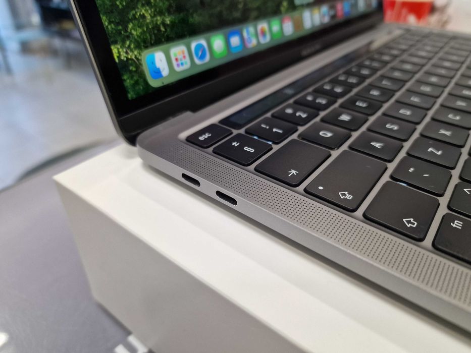 Macbook PRO 13 2020/ M1/ 8GB/ 256GB/ Space Gray/ 71 cykli/ Grade A-