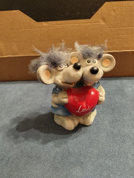 Статуетка парочки мишей