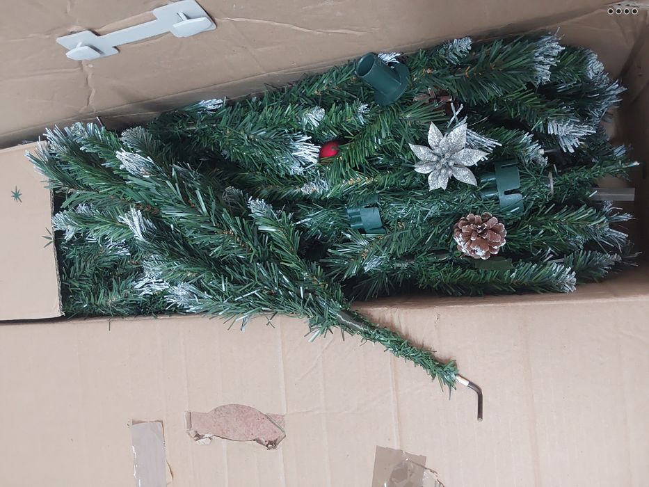 ÁRVORE DE NATAL EM SEGUNDA MÃO,COM DECORAÇÃO.Casa,Sala,Quarto,Cozinha.