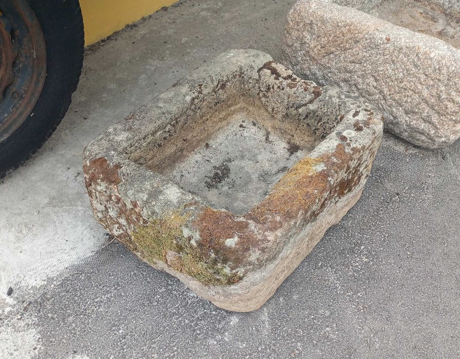 Antiga pia em pedra (60 x 52 x 29 cm)