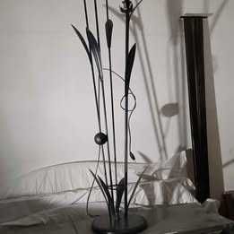 Candeeiro alto em metal *