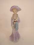 Porcelanowa figurka kobiety w sukni i kapeluszu
