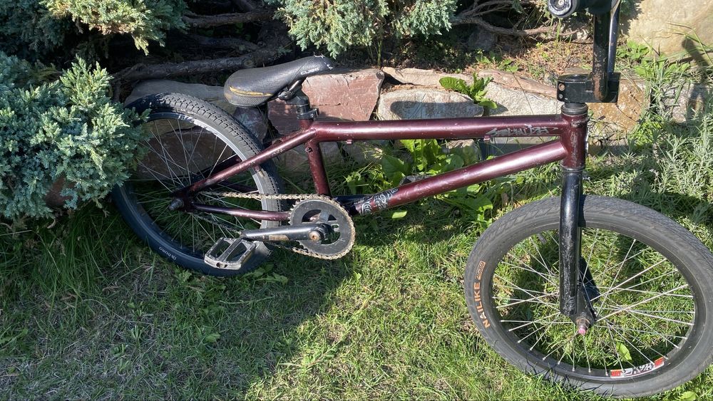 BMX у класичному стріт-стилі для трюків та катання по місту