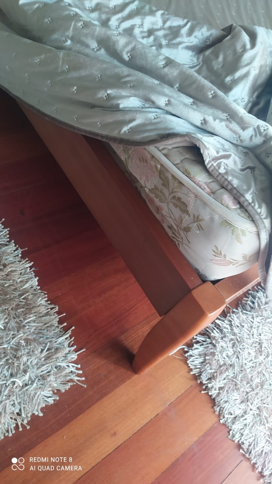 Cama de casal em madeira e 2 mesinhas de cabeceira