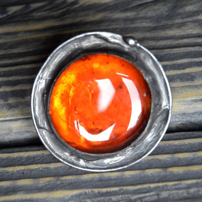 Okazały duży koniakowo pomarańczowy regulowany pierścionek witrażowy