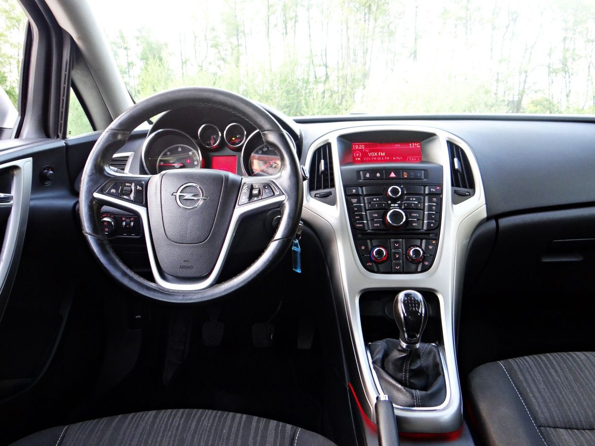 Opel Astra J 1.7cdti 2011r Doinwestowana