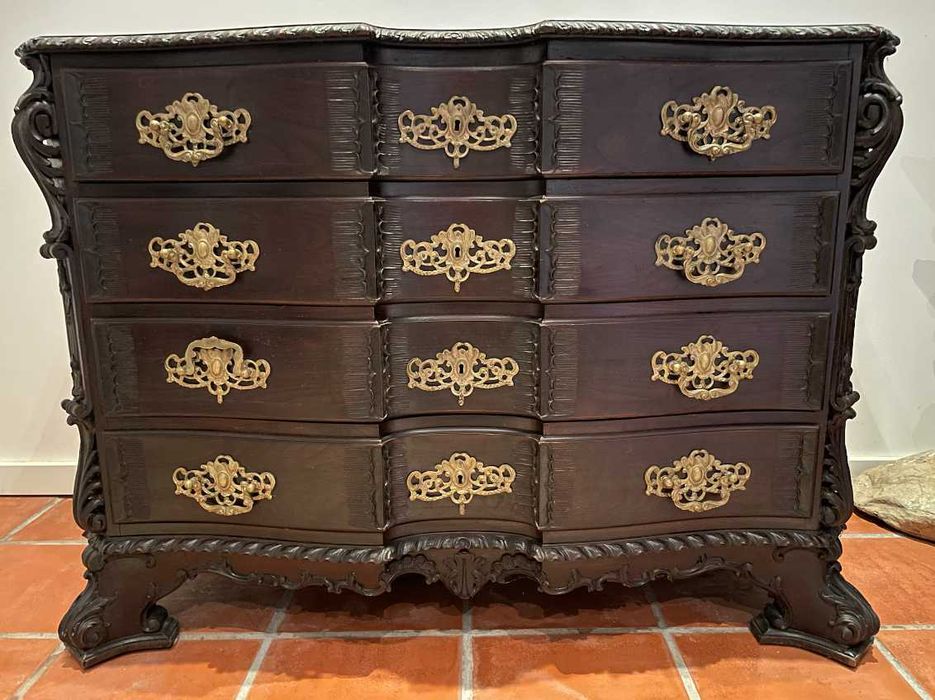 Cómoda antiga estilo D. José