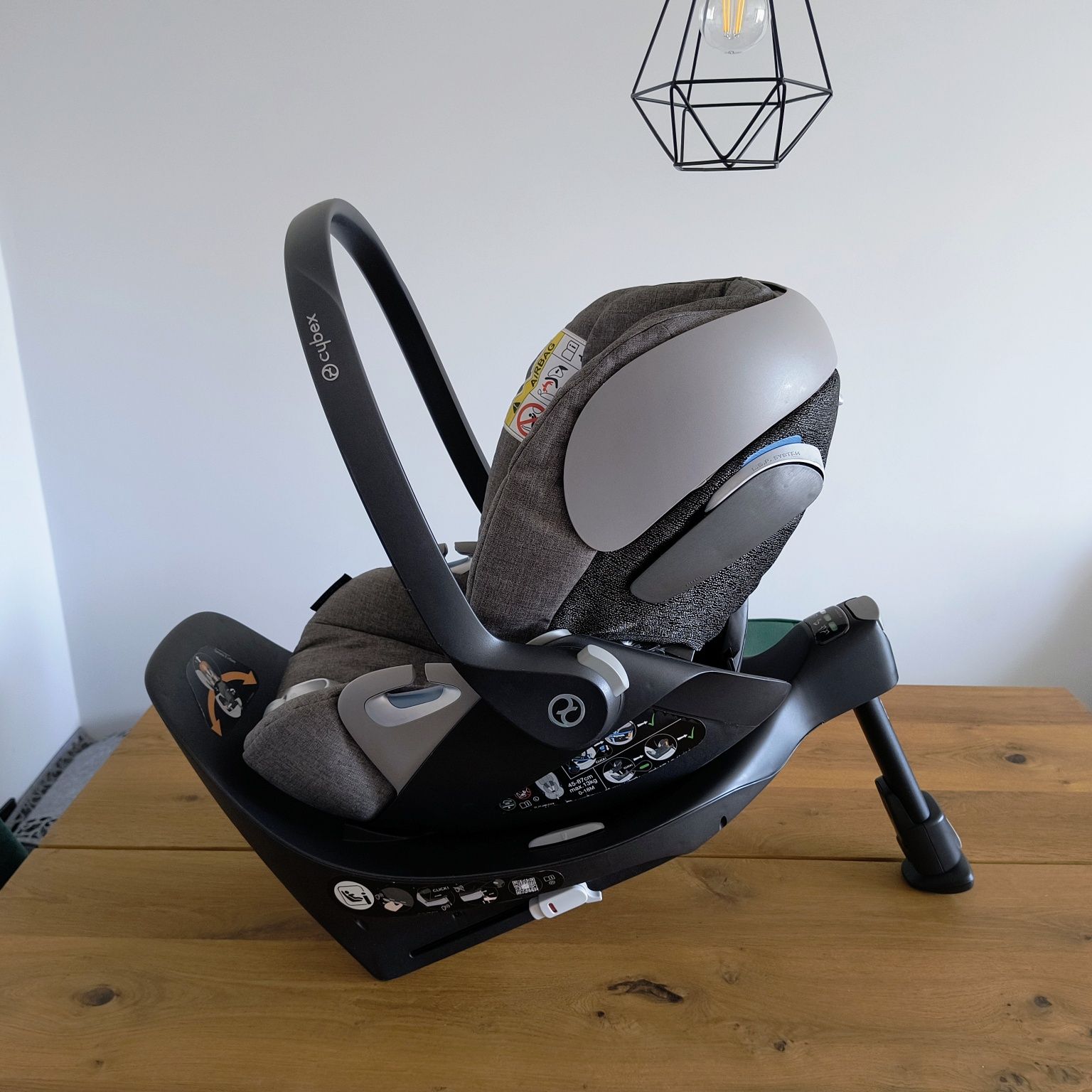 Nosidełko cybex cloud z+ razem z bazą ISOFIX.