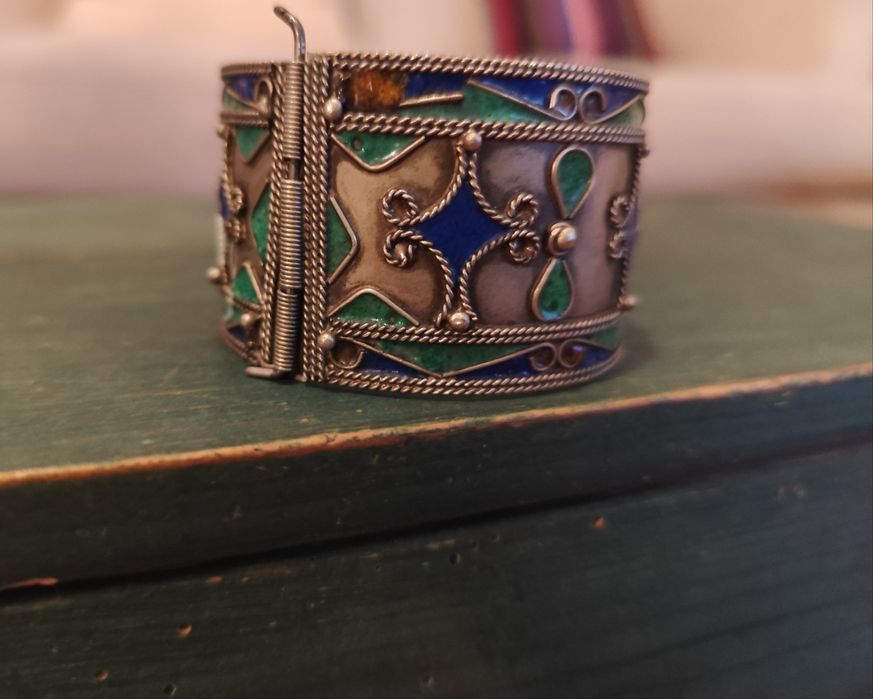 Pulseira e pendente em esmalte e Jade. Valor individual