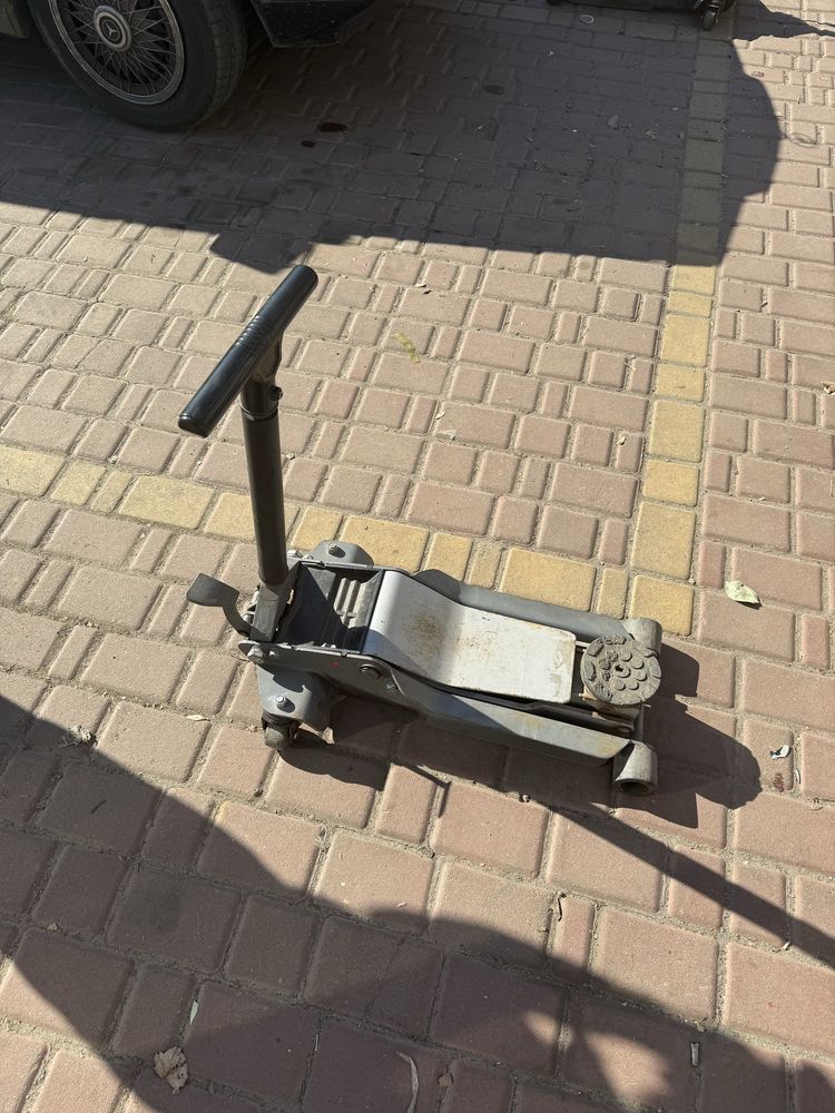 В продаже домкраты для шиномонтажа