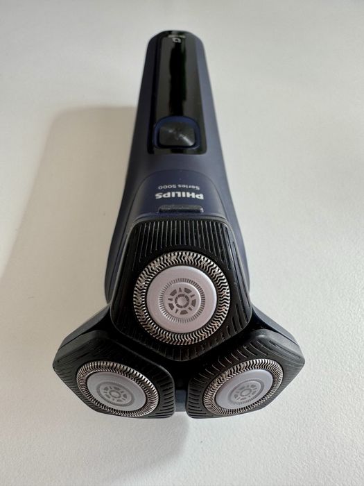 Philips Series 5000 Electric Shaver S5585 – Excellent Condition