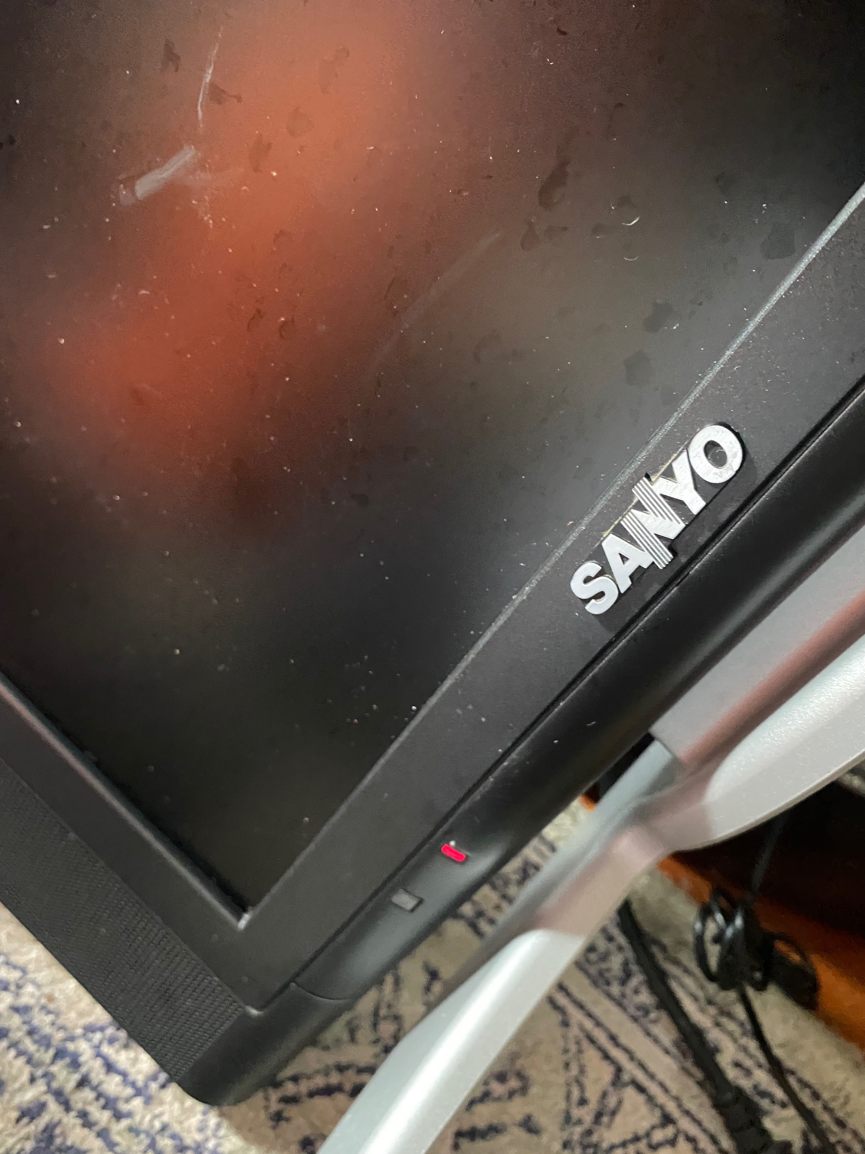 TV Sanyo liga mas sem imagem para peças