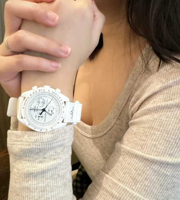 Bioceramiczny zegarek Swatch x Omega do fazy księżyca SnoopySO33W700