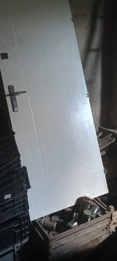 Lewe drzwi wejściowe