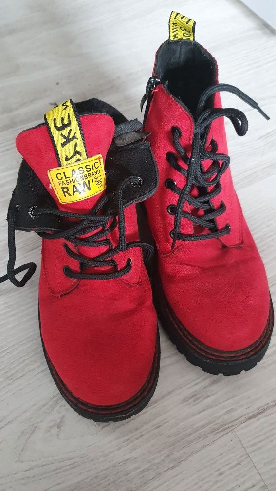 Sprzedam buty czerwone