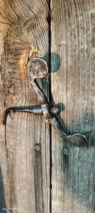 Zabytkowe okucia okien skrzynkowych.Rudery okienne.Stare okna.