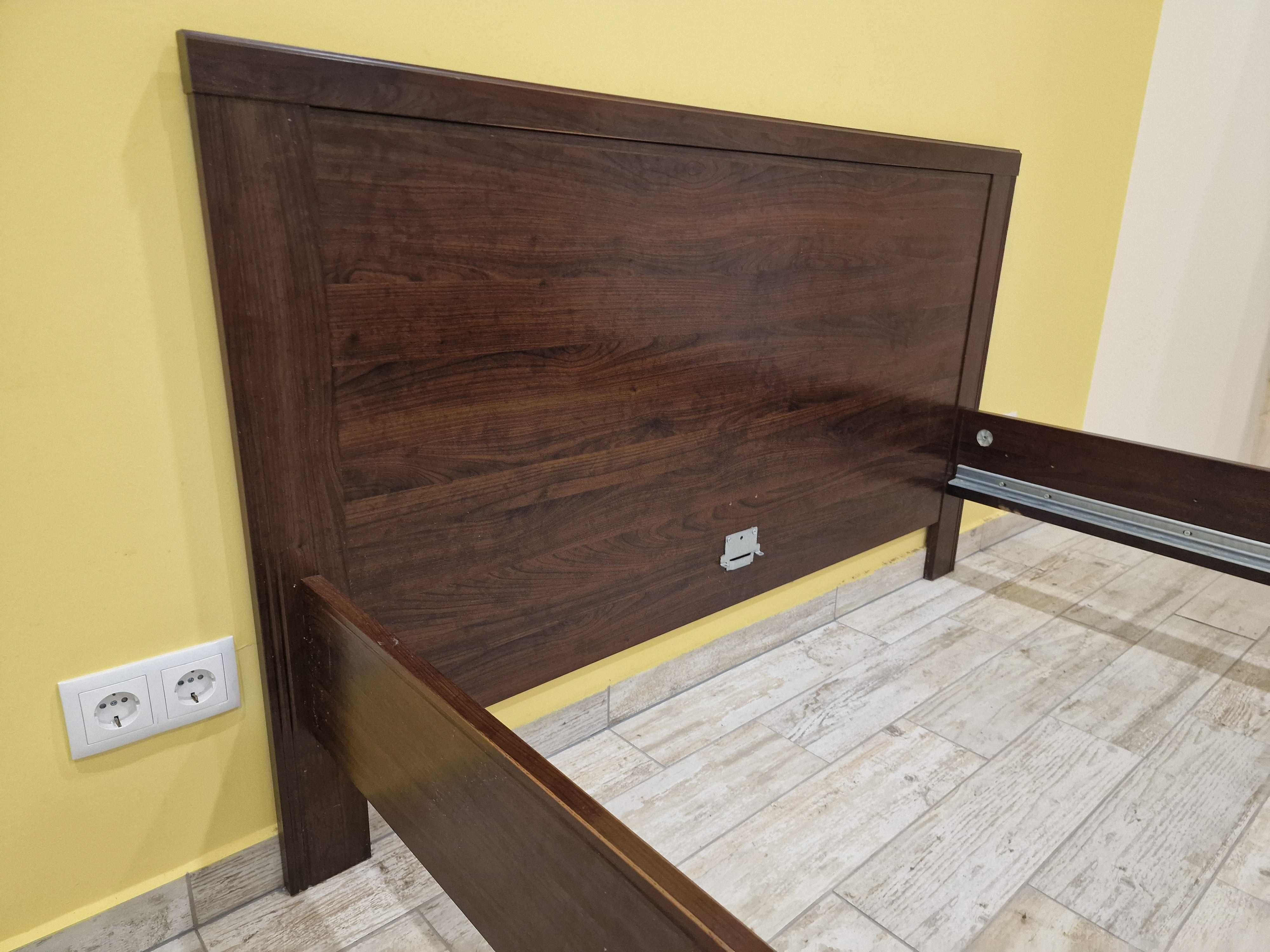 Cama casal e mesas cabeceira
