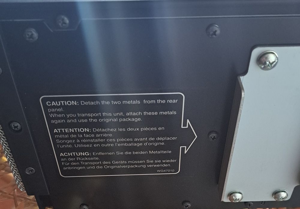 Vendo várias lâmpadas, projetores, coluna e mesa de mistura