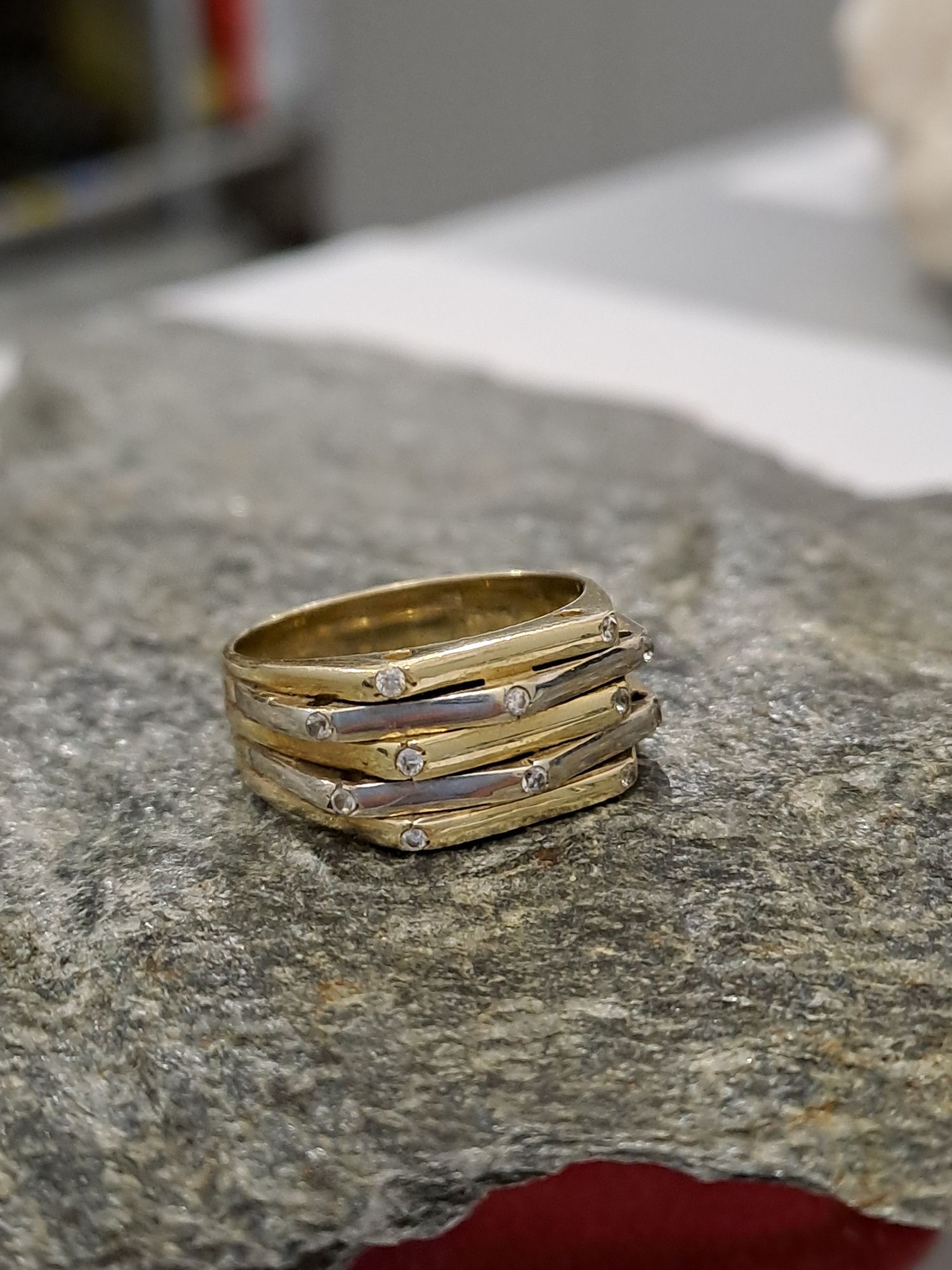 Śliczny złoty pierścionek 585 używany Białe/żółte  złoto roz.18