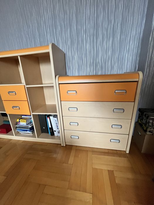 Zestaw mebli młodzieżowych – szafa, regały i komody