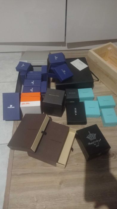 Продам коробочки брендовані