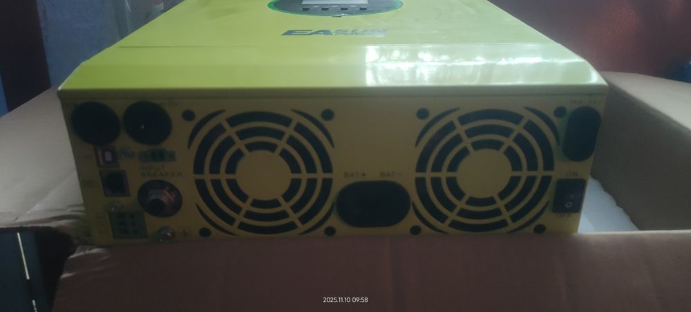 Майже новиий гібридний інвертор  EAsun power 3 кВт . 24 вольта.
