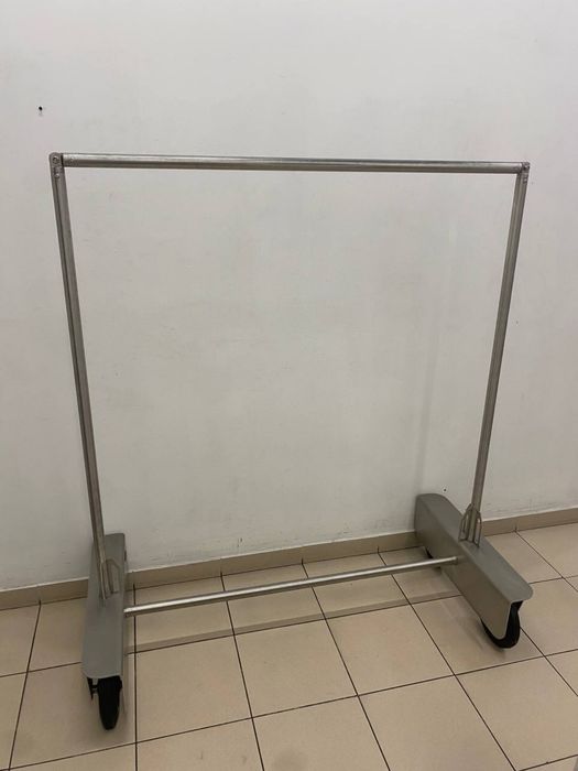 Продається стійка для одягу