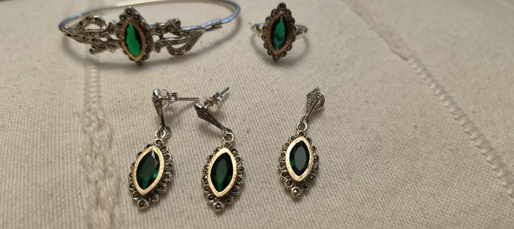 Conjunto antigo em prata com pedra verde