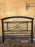 Cama de ferro castanho brilhante