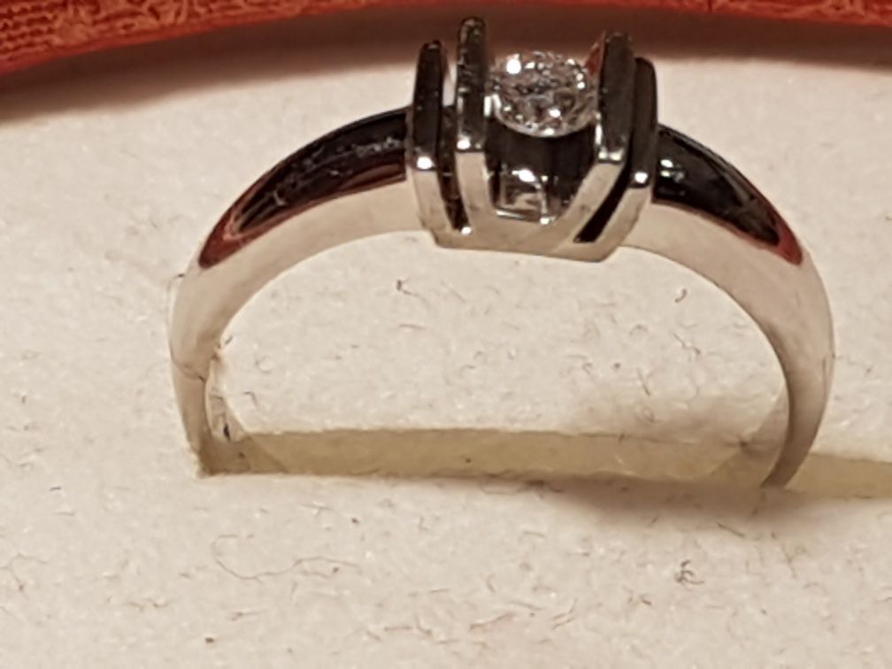 Złoty pierścionek zaręczynowy z białego złota z brylantem 0.2 ct