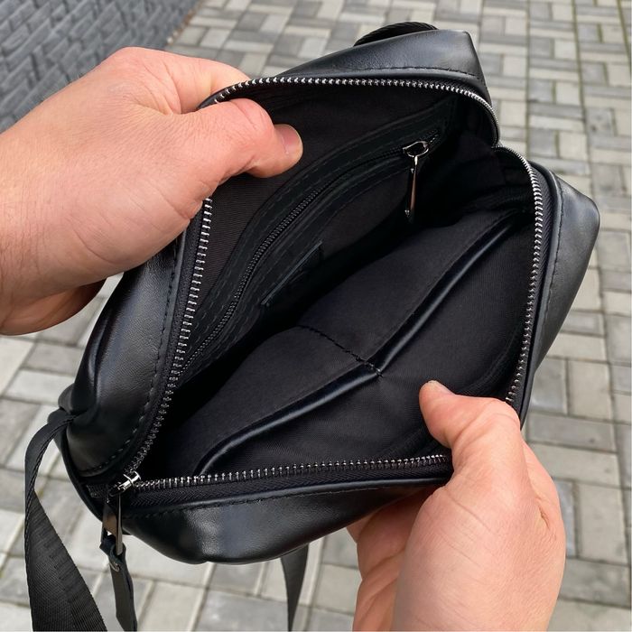 Нагрудна сумка з натуральної шкіри бананка Cube гладка чорна